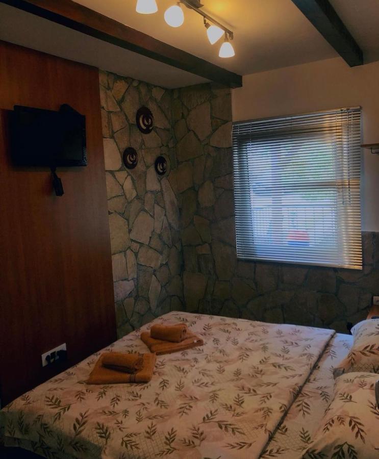 Vikendica,Bungalovi Lipska Pecina Cetynia Zewnętrze zdjęcie